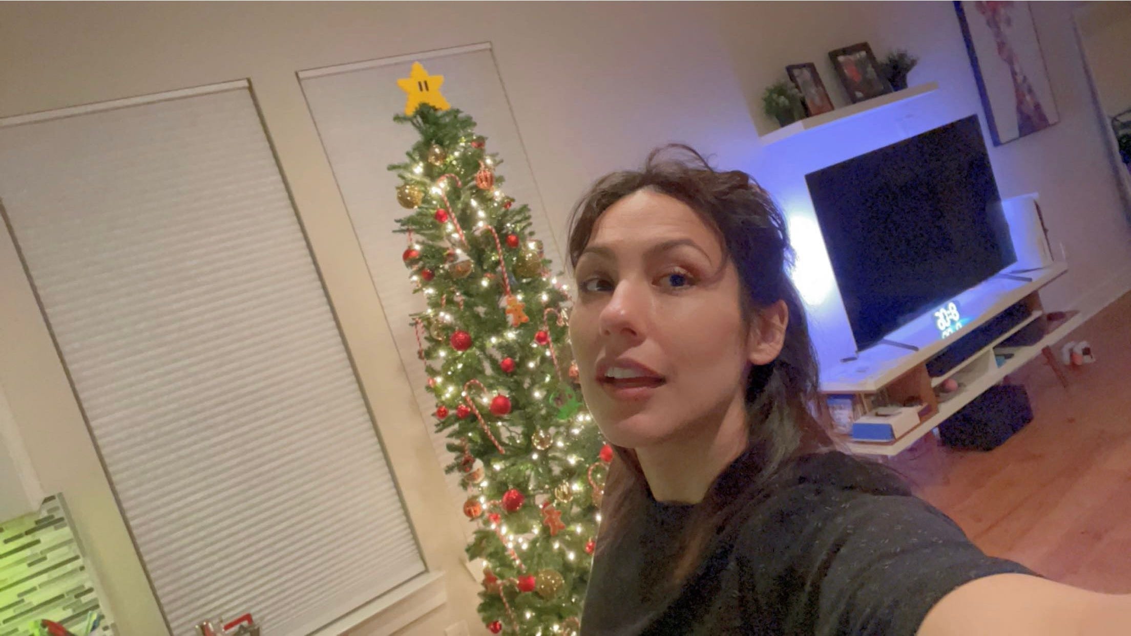 andrea valdez taking a selfie in front of her 2023 xmas tree